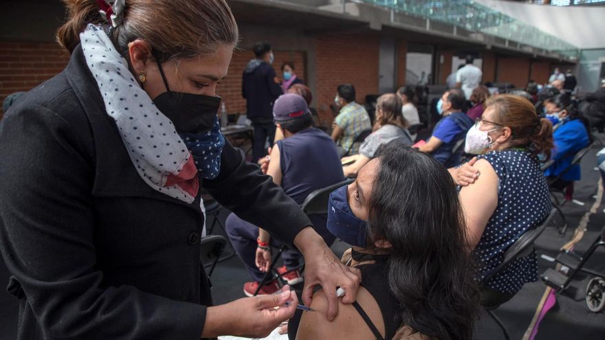 Una mujer recibe la tercera dosis de refuerzo de la Vacuna en la Sala de Armas en la Ciudad Deportiva en Ciudad de México.