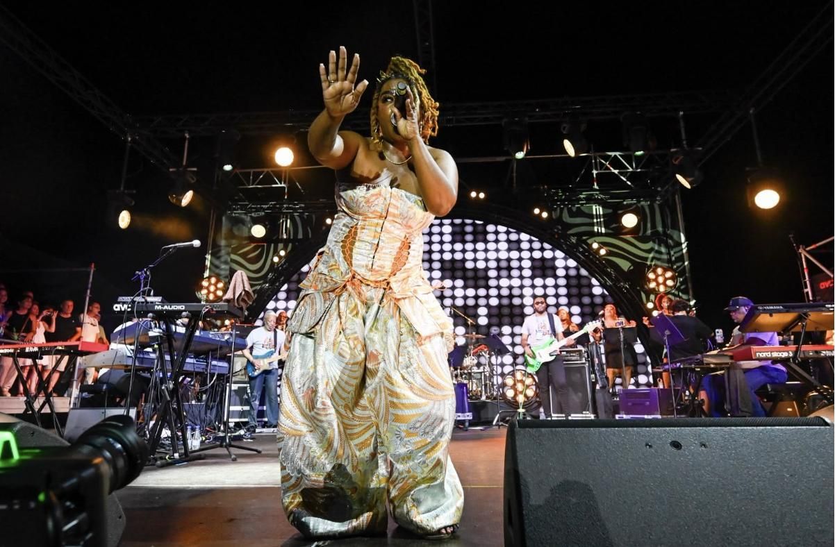 La artista Dot. Moore durante su actuación de este viernes en el Maspalomas Soul Festival. FERNANDO OJEDA