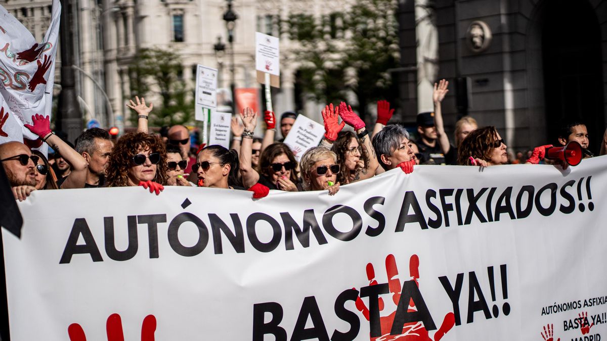 Decenas de personas durante una manifestación de trabajadores autónomos para protestar contra la subida de cuotas a societarios, a 25 de abril de 2026, en Madrid (España).