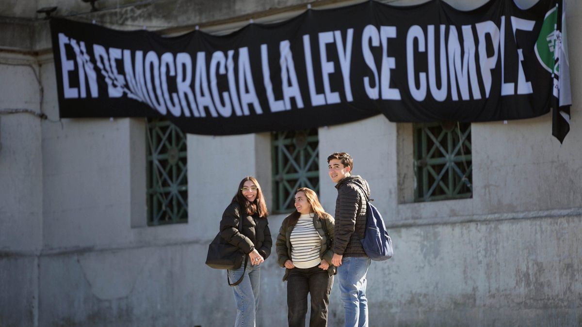 "En democracia la ley se cumple", una bandera en la sede de la facultad de Derecho de la UBA, en la previa a la marcha federal de este martes.