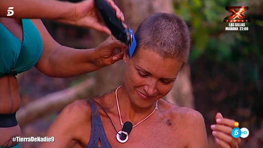 María Jesús Ruiz rapándose el pelo en "Supervivientes"