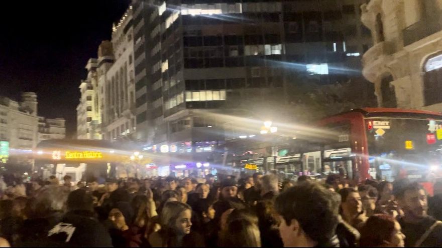 La prioridad peatonal según el PP y Vox en València: dejar carriles bici en las aceras y llenar de buses la plaza del Ayuntamiento