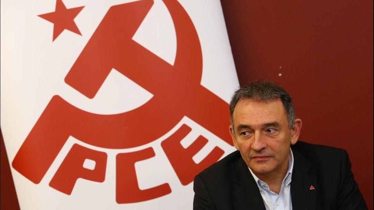 El secretario general del PCE, Enrique Santiago, en una visita al Bierzo, archivo.