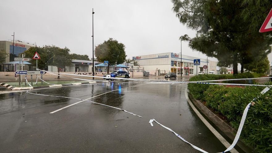 La Policía local corta accesos a zonas susceptibles de inundarse por el temporal de lluvias intensas en Gandía este lunes.