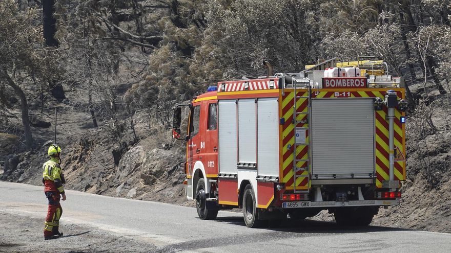 Un camión de bomberos trabaja en la superficie arrasada este miércoles en Casavieja (Ávila).
