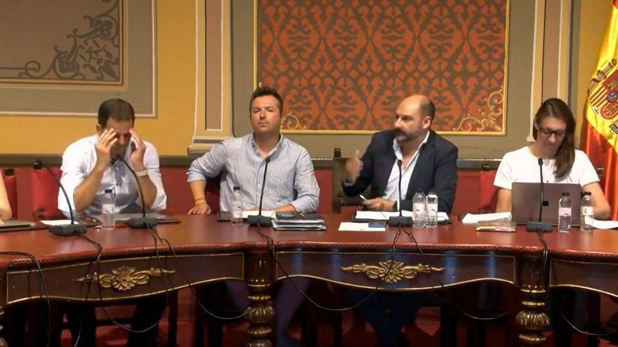 Lío en el pleno de Barbastro: el alcalde acusa al portavoz del PSOE de grabarle, este se desmaya y después lo niega