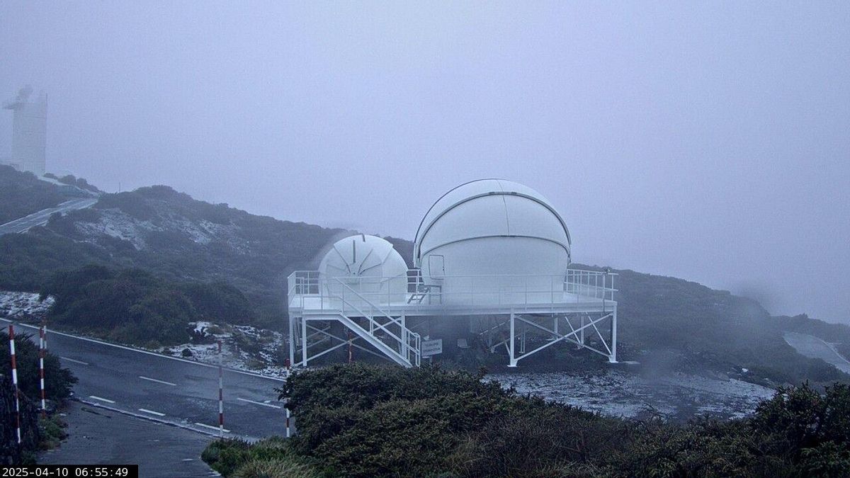 Entorno de los telescopios Warwick, en el Observatorio del Roque de Los Muchachos, con granizo, en la mañana de este jueves. Imagen captada de la webcam de los telescopios Warwick.