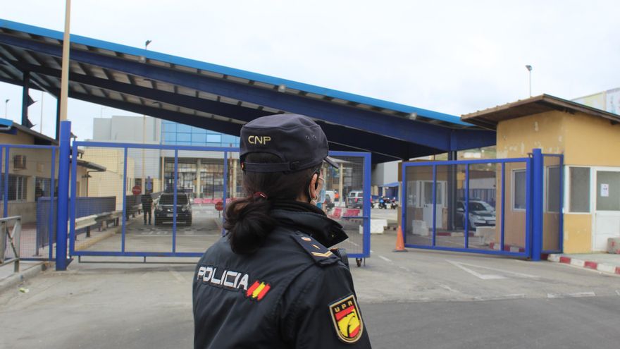 Una policía frente al paso transfronterizo cerrado de Ceuta.