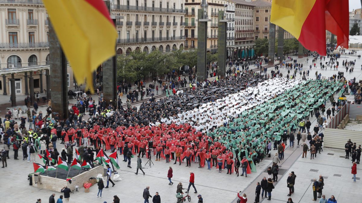Zaragoza hace una bandera humana contra el genocidio de Israel en Palestina.