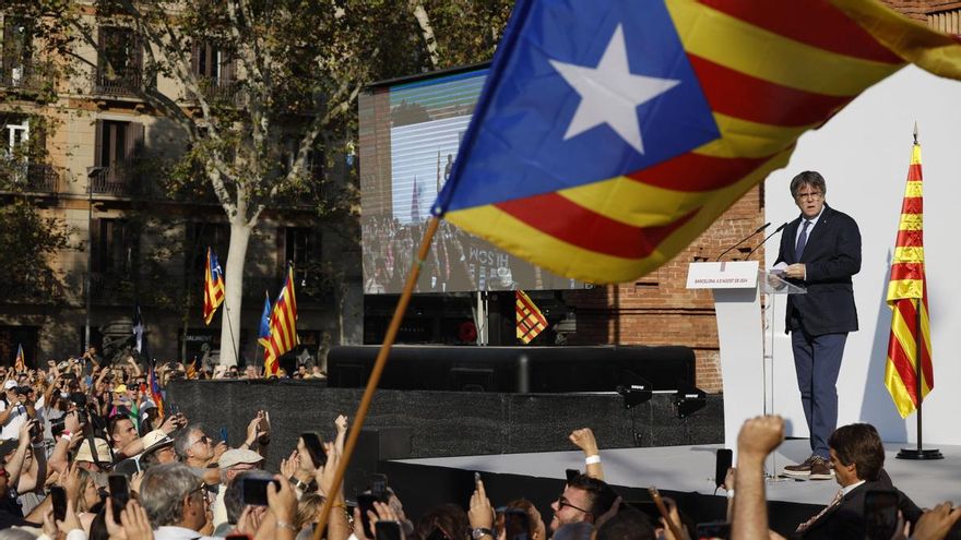 El expresidente catalán Carles Puigdemont interviene en el acto de bienvenida para el que miles de independentistas.