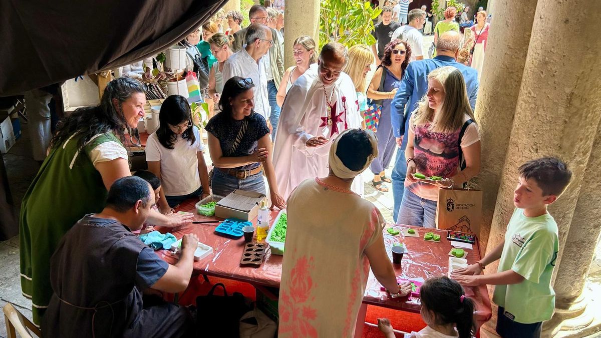 Feria Medieval de los Centros Sociales de la Diputación en el Palacio de los Guzmanes