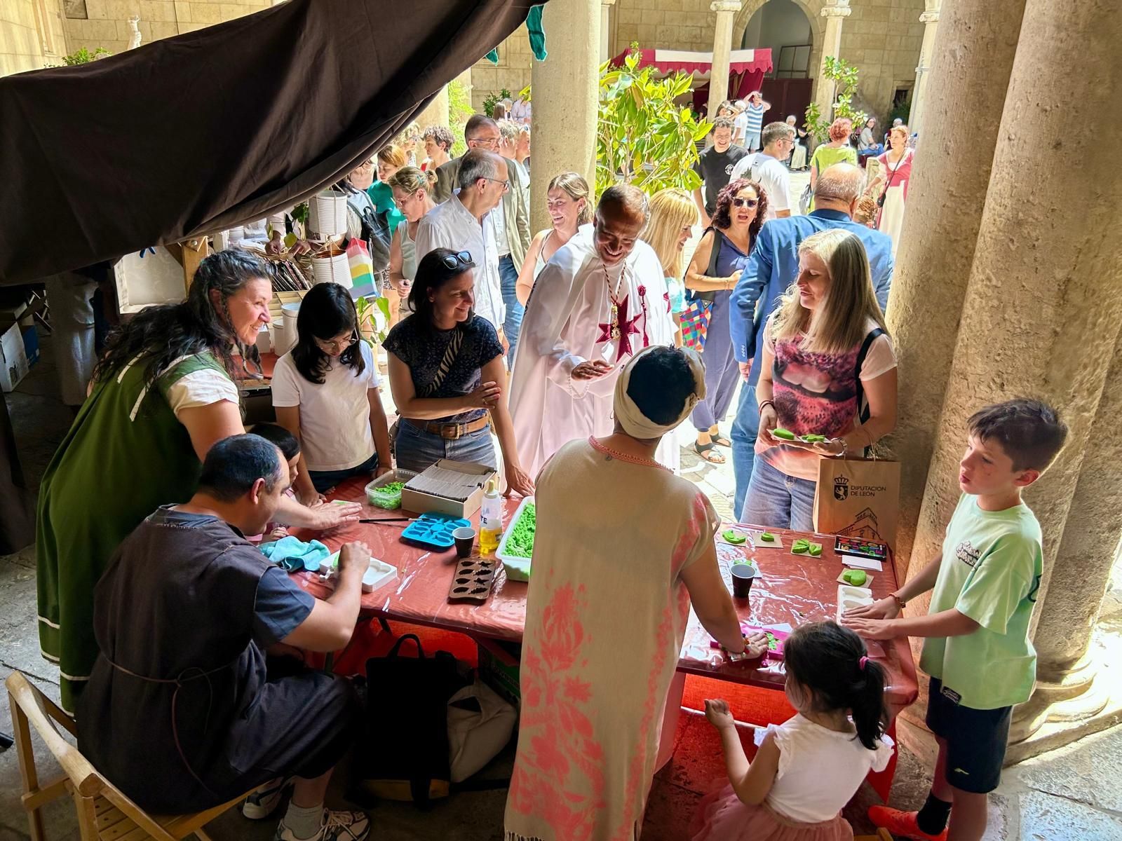 Feria Medieval de los Centros Sociales de la Diputación en el Palacio de los Guzmanes