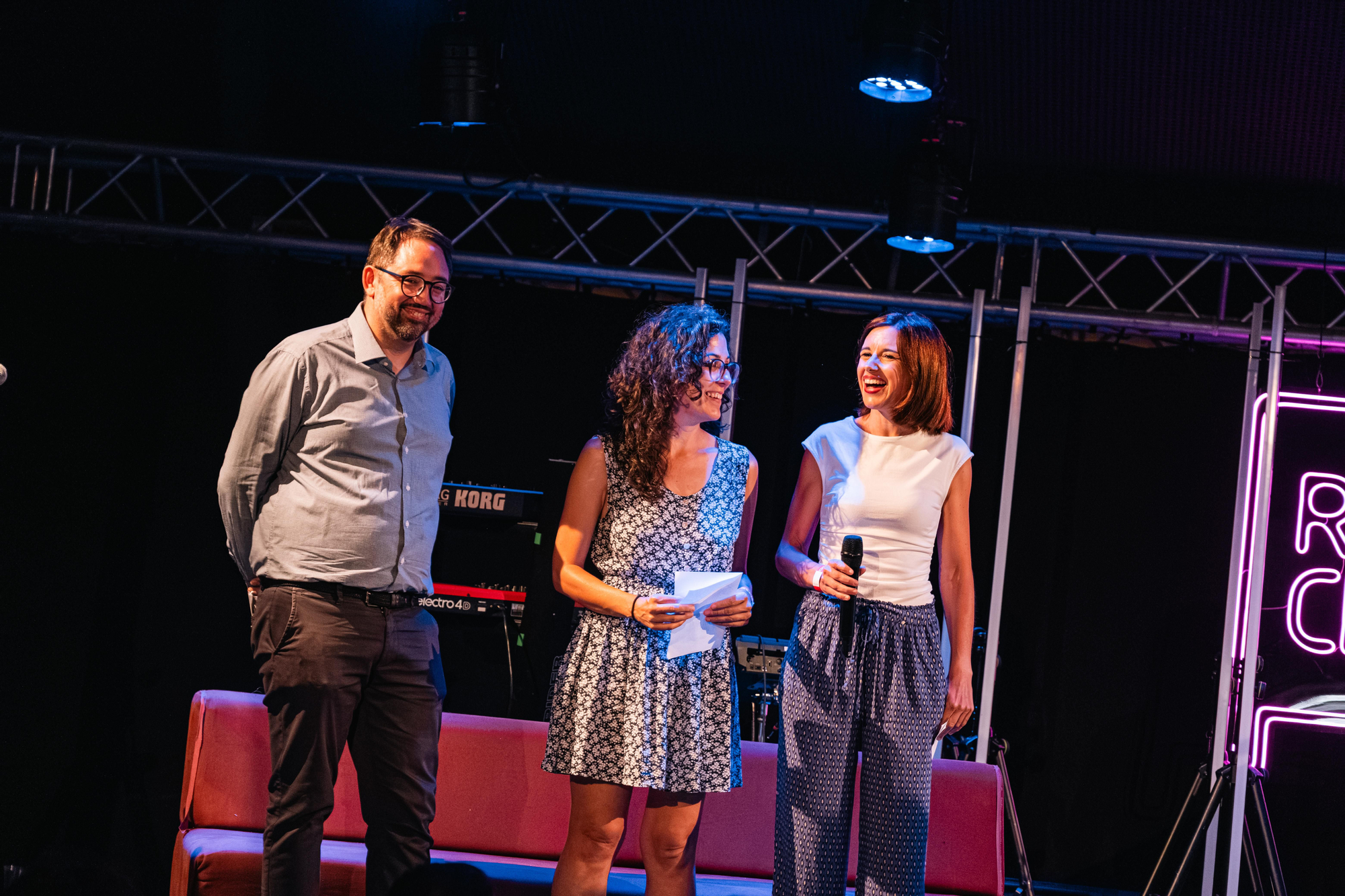 Els periodistes Francesc Felipe Campillo, Lorena Escandell Carbonell i Violeta Tena Barreda, jurats dels premis en reconeiximent de la llengua en la I Festa pel Valencià d'elDiario.es.