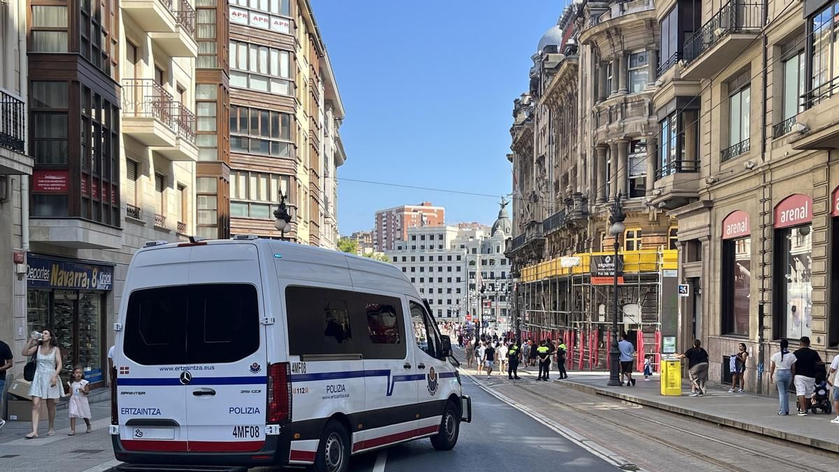 Detenidas 14 personas por desórdenes públicos y varios agentes de la Ertzaintza con contusiones la última noche de Aste Nagusia en Bilbao