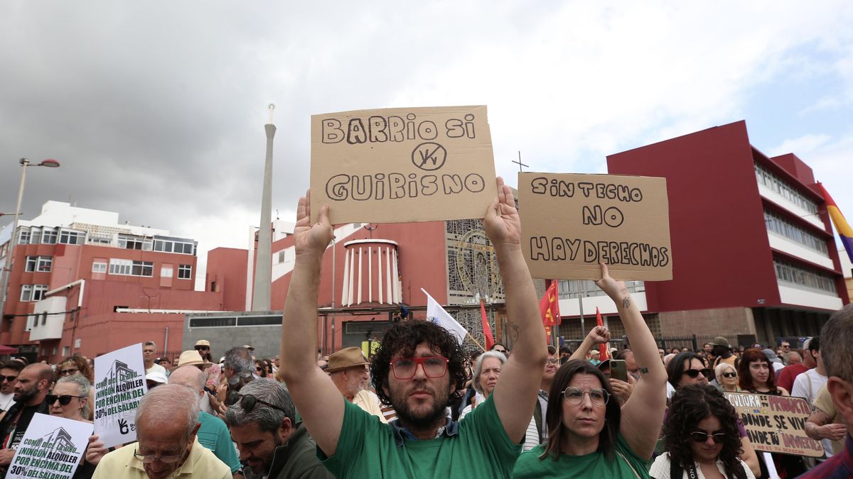 Algunas de las pancartas de la concentración de este sábado en Las Palmas de Gran Canaria. (ALEJANDRO RAMOS)