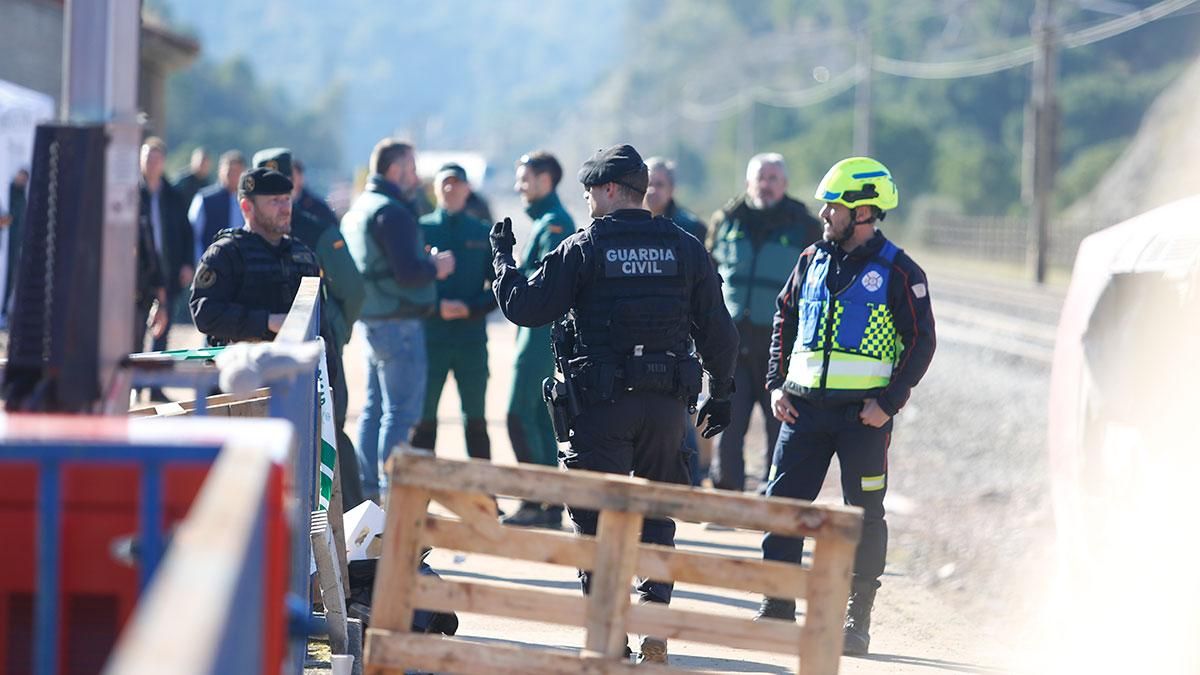 Bomberos y guardia civil trabajando en la zona