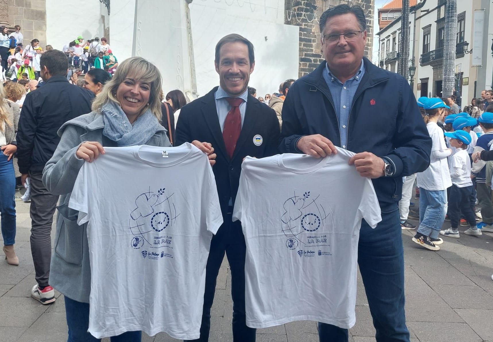 Susana Machín, Mariano Zapata y Ernesto Aguiar en la Plaza de España.