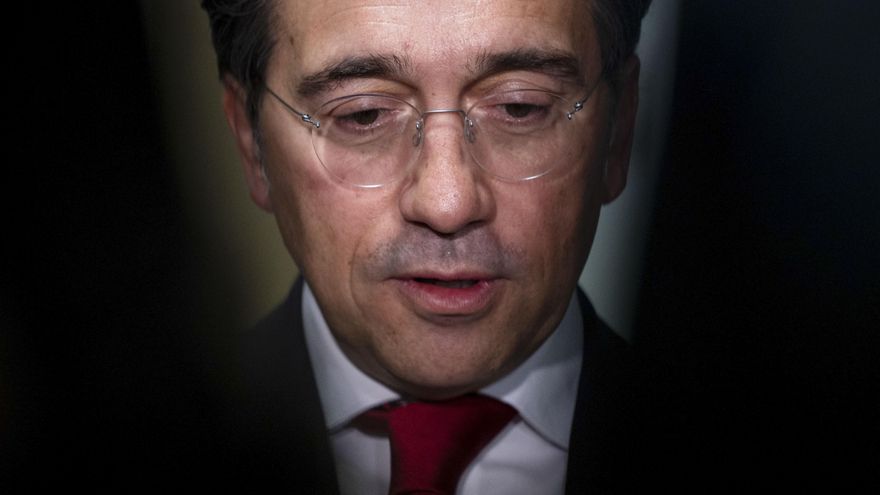 El ministro de Asuntos Exteriores, José Manuel Albares, ha dicho, en declaraciones a los periodistas antes de comparecer en la Comisión de Asuntos Exteriores del Congreso, que ha dado instrucciones para que el embajador de España en Teherán, Antonio Sánchez-Benedito, regrese a la capital iraní y reabra la embajada, que fue cerrada temporalmente el 7 de marzo por los bombardeos de EE.UU. e Israel, que empezaron el 28 de febrero. EFE/ Daniel Gonzalez