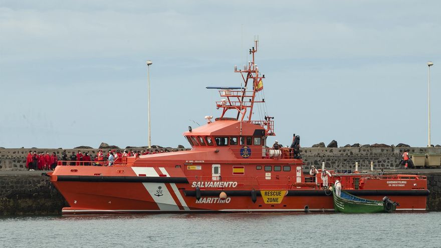 Un menor fallecido y 30 personas desaparecidas tras el naufragio de una patera a 150 kilómetros de Gran Canaria