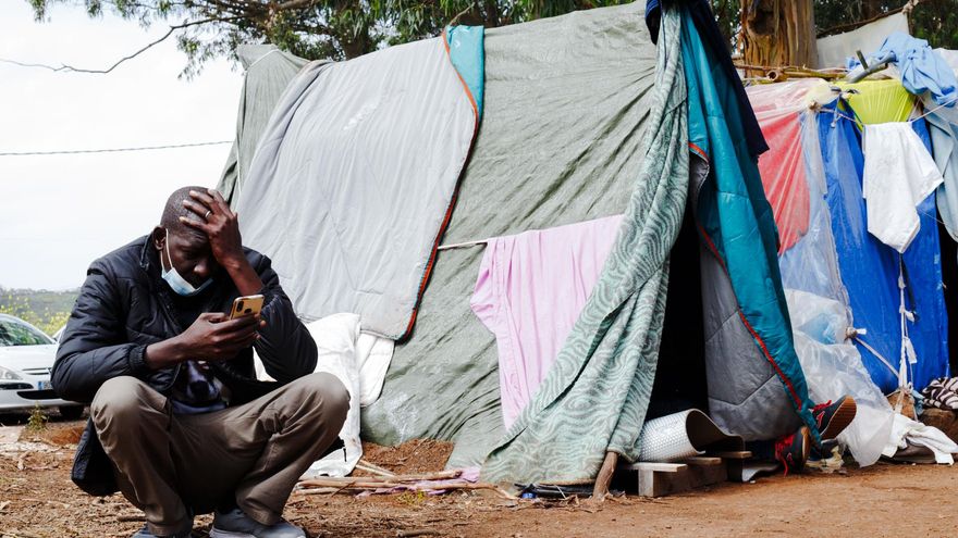 La convivencia de más de 1.000 personas y la escasez de comida convierten en una bomba de relojería al campamento tinerfeño de Las Raíces