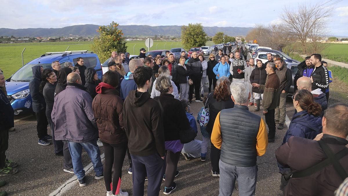 Vecinos esperando órdenes de la Policía Nacional para poder entrar en sus casas