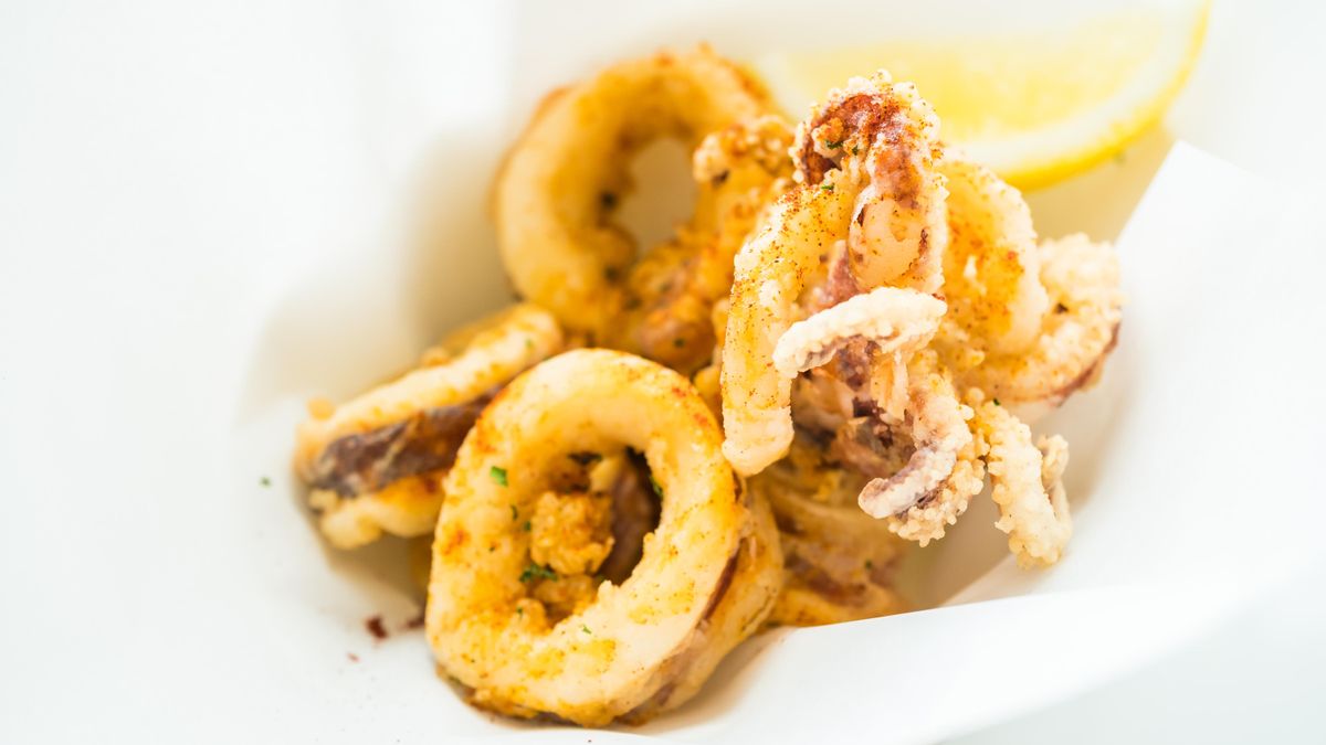 Ni harina ni huevo: el truco para que los calamares fritos queden crujientes y tiernos