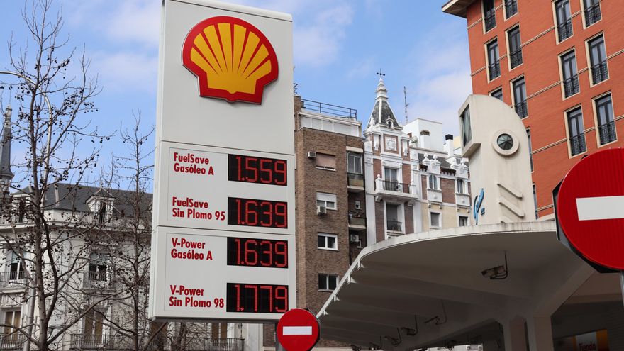 Las gasolineras empiezan a subir precios tras el ataque a Irán: “Si veo que van a aumentar, lleno el depósito”