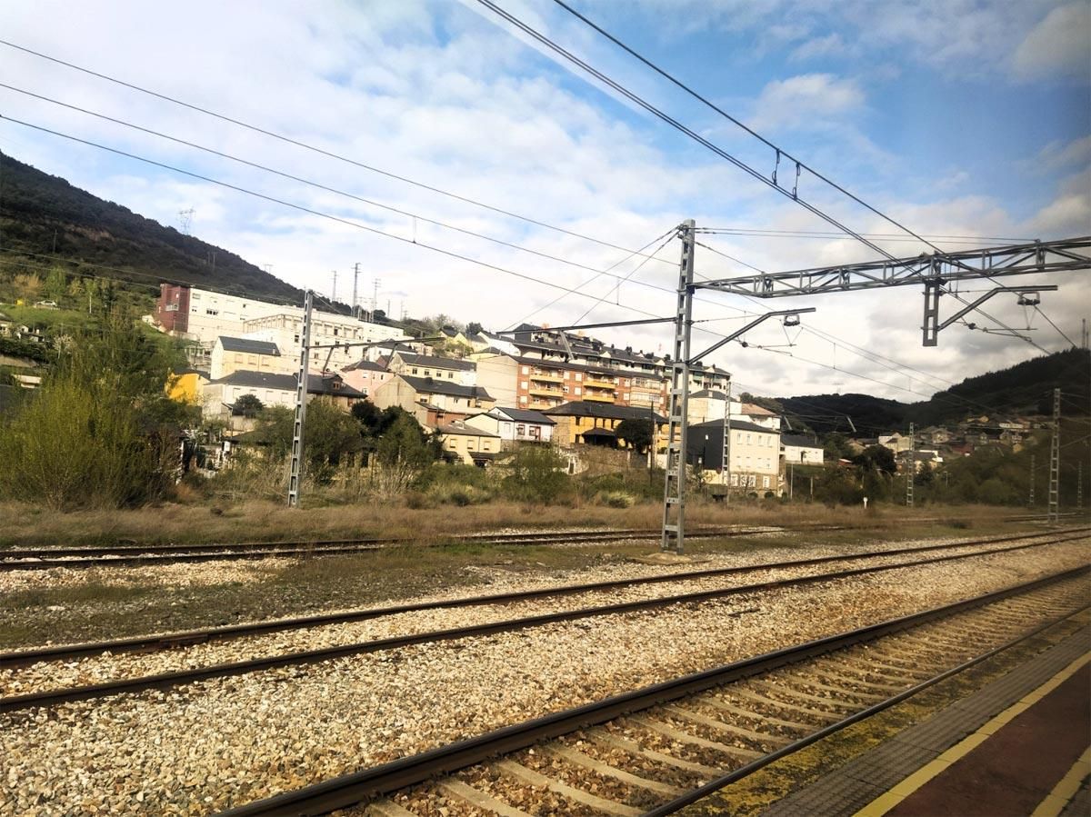 Línea de Ferrocarril Astorga-Ponferrada a su paso por El Bierzo.