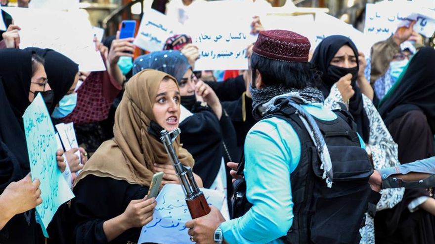 Latigazos, amenazas y persecución: Amnistía Internacional documenta los crímenes de los talibanes en Afganistán