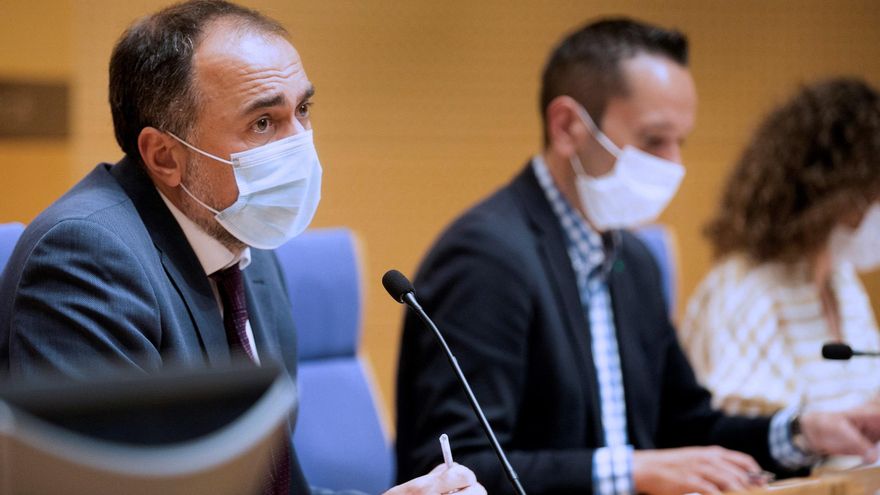 El conselleiro de Sanidad, Julio García Comesaña, informa en rueda de prensa de los acuerdos adoptados en la reunión del comité clínico que asesora a la Xunta en la gestión de la pandemia, este martes en Santiago de Compostela. EFE/Óscar Corral