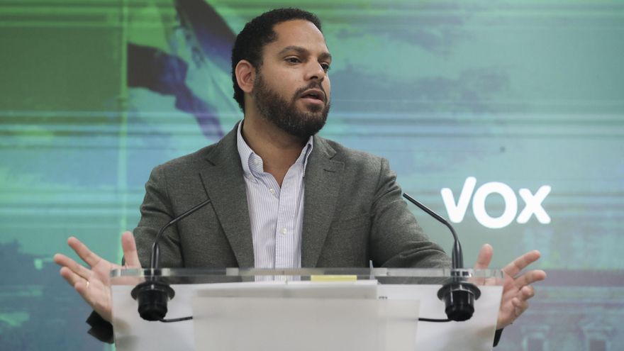 El vicepresidente y secretario general de Vox, Ignacio Garriga, durante la rueda de prensa ofrecida este lunes en la sede del partido donde ha anunciado que solicitará al Comité de Garantías la expulsión inmediata del partido de los diputados de Baleares críticos con la dirección de la formación en esta comunidad. EFE/Gema García