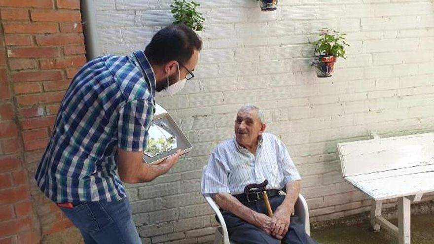 El alcalde de Onzonilla entregando una placa conmemorativa a 'Manolo' por su 100 cumpleaños.