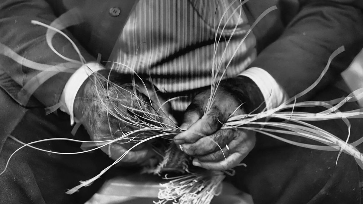 Un artesano de 'nanses' durante su labor, que a medida que pasa el tiempo corre peligro de extinguirse.