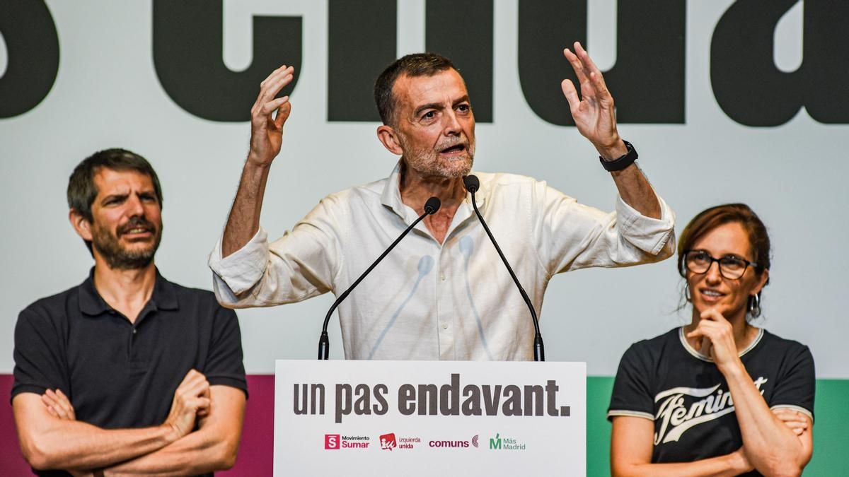 El ministro de Cultura, Ernest Urtasun (i), la ministra de Sanidad, Mónica García (d), el coordinador federal de IU Antonio Maíllo (c), durante un acto de los Comuns, Más Madrid, IU y Sumar, a 30 de mayo de 2026, en Barcelona, Catalunya (España).