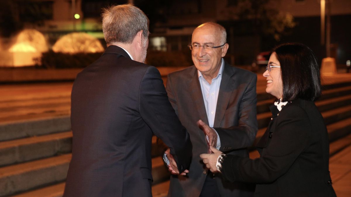 Fernando Clavijo y la alcaldesa de Las Palmas de Gran Canaria, Carolina Darias junto al concejal Francisco Hernández Espínola.