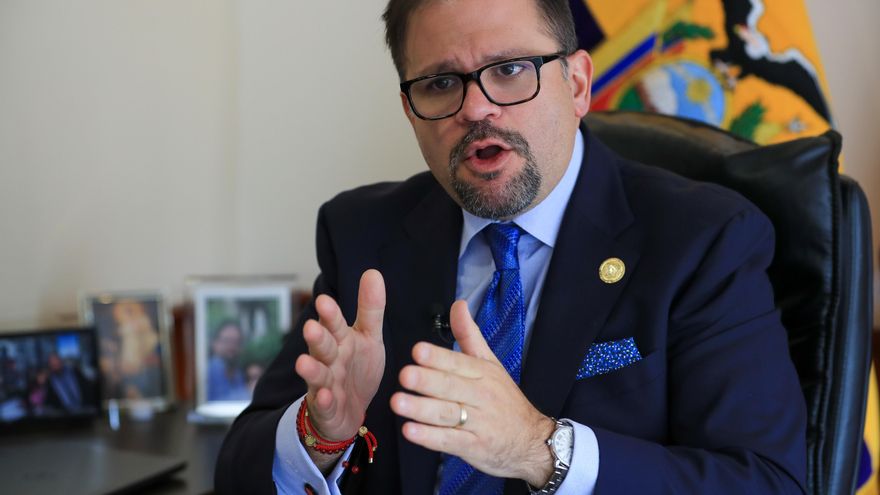 Ministro de Ecuador dice que 'Fito' "no se entregó" y descarta intervención de Colombia