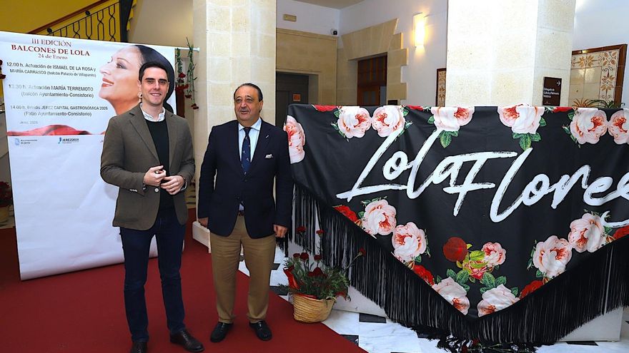 El teniente de alcaldesa del Ayuntamiento de Jerez, Jaime Espinar (i), junto al delegado de Cultura, Francisco Zurita (d), en el acto de presentación de 'Los Balcones de Lola', dedicado a Lola Flores.
