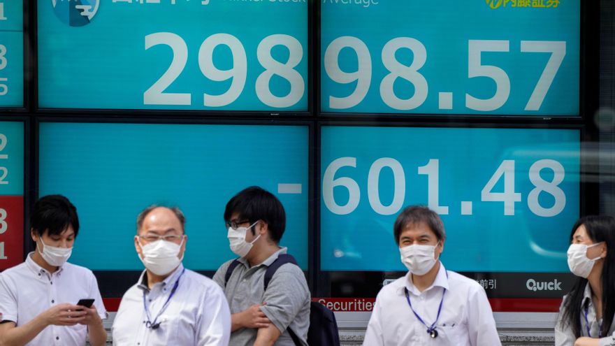 El Nikkei cae un 2,17 % por el efecto contagio de la inmobiliaria china Evergrande EFE/EPA/KIMIMASA MAYAMA