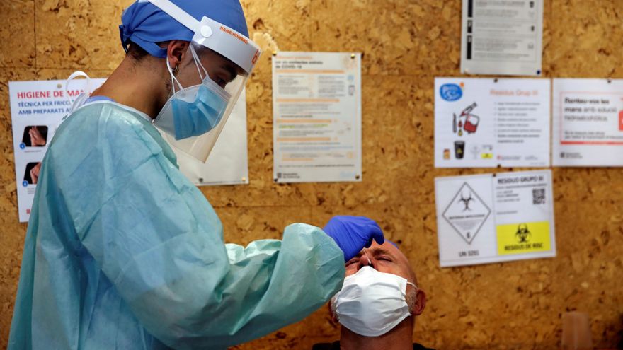 Profesionales sanitarios realizan test serológicos. EFE/Toni Albir/Archivo