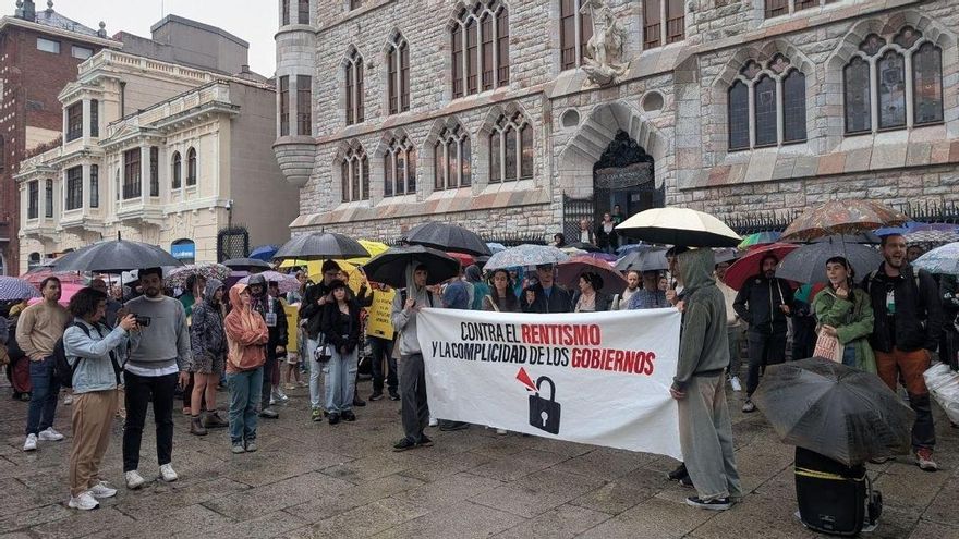 Un centenar de personas reclaman bajo la lluvia en León un giro radical hacia la protección del derecho a la vivienda el 28 de septiembre de 2026