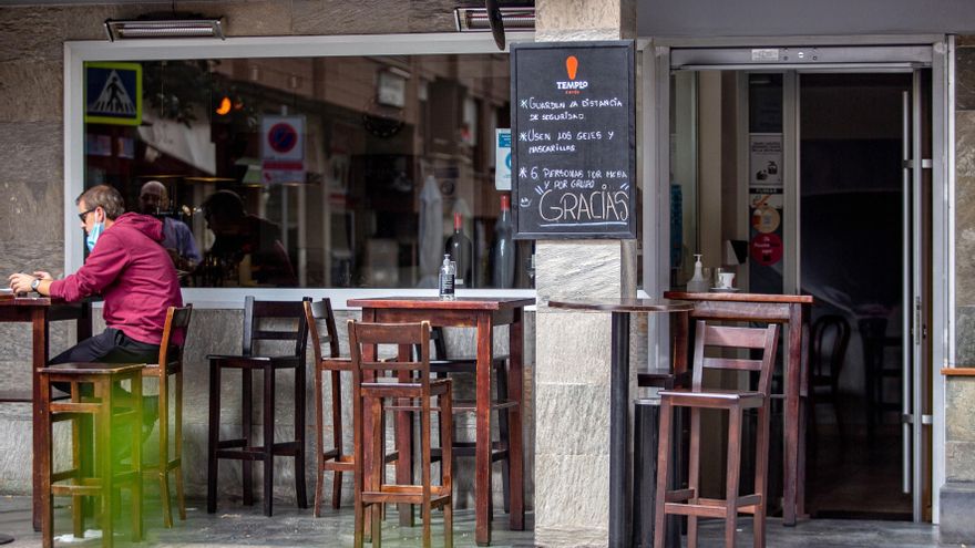 La pizarra de un bar indica las medidas a seguridad a seguir en el municipio riojano de Arnedo. EFE/Raquel Manzanares/Archivo