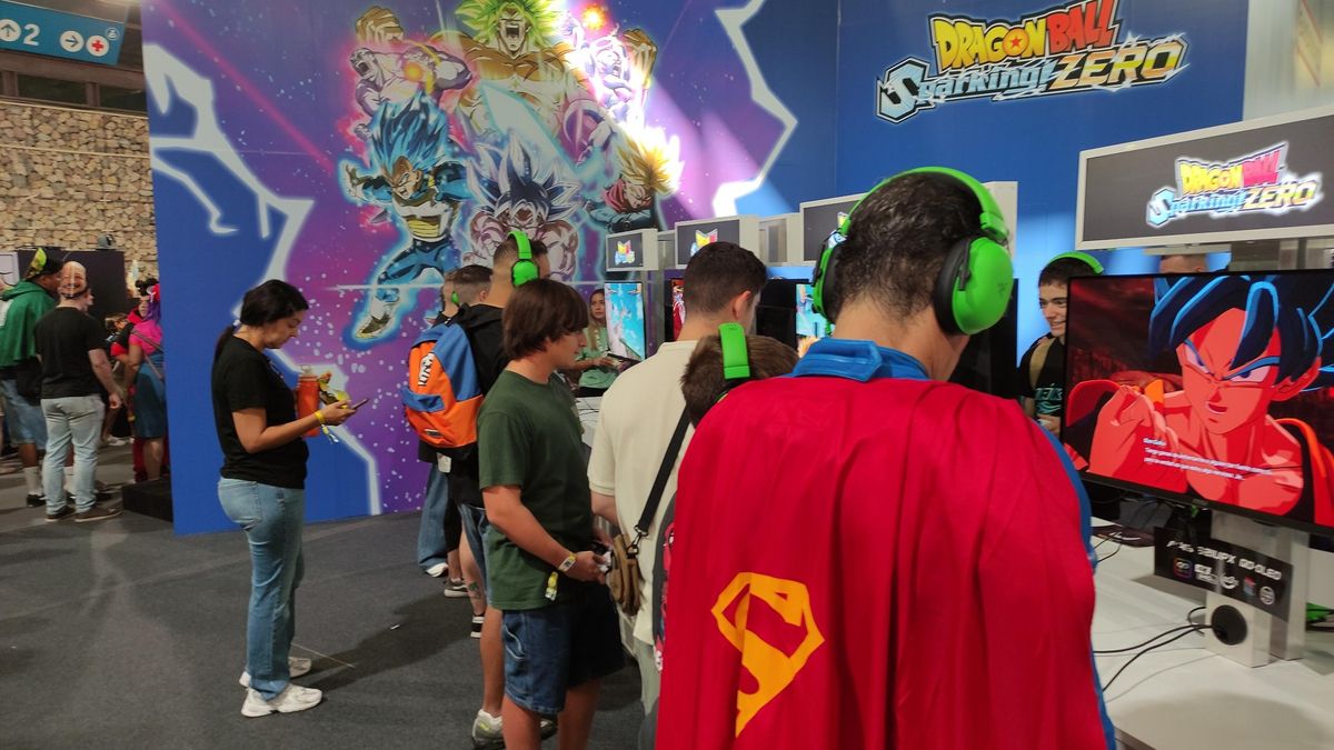 Supermán juega a Goku | N.C.