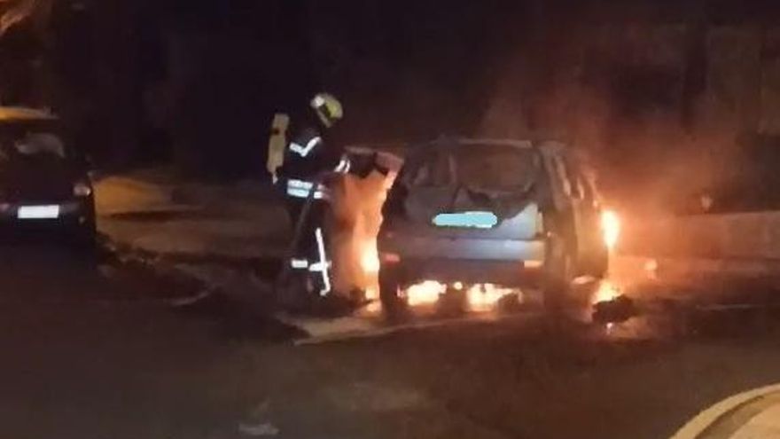 El vehículo en llamas. BOMBEROS LA PALMA