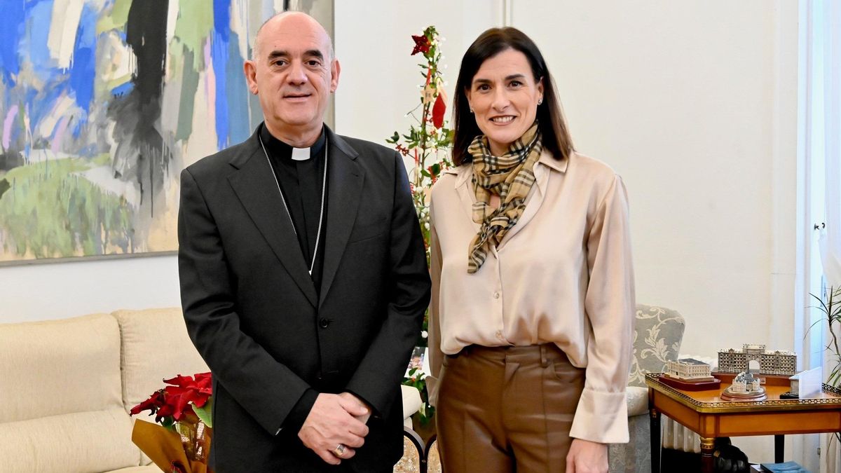 La alcaldesa, Gema Igual, y el nuevo obispo de Santander, Arturo Ros, celebran su primer encuentro institucional
