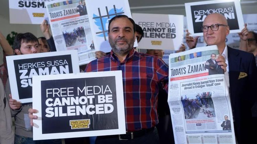 Bülent Kenes durante una protesta en defensa de su periódico.