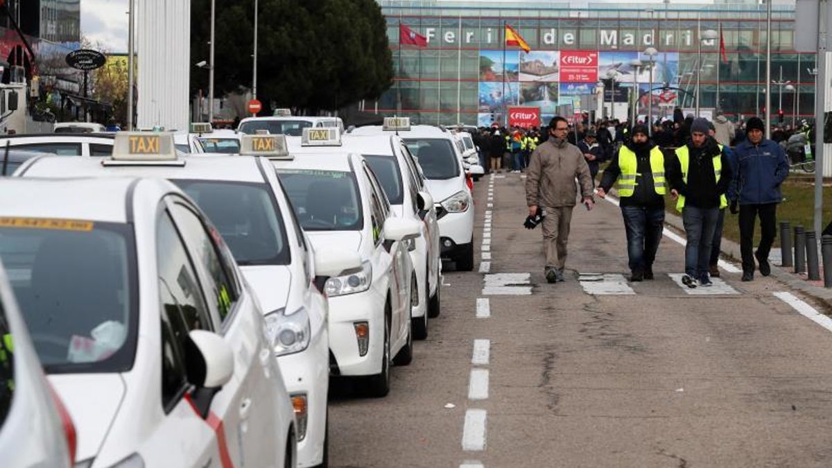 Una caravana de taxis sale de Ifema