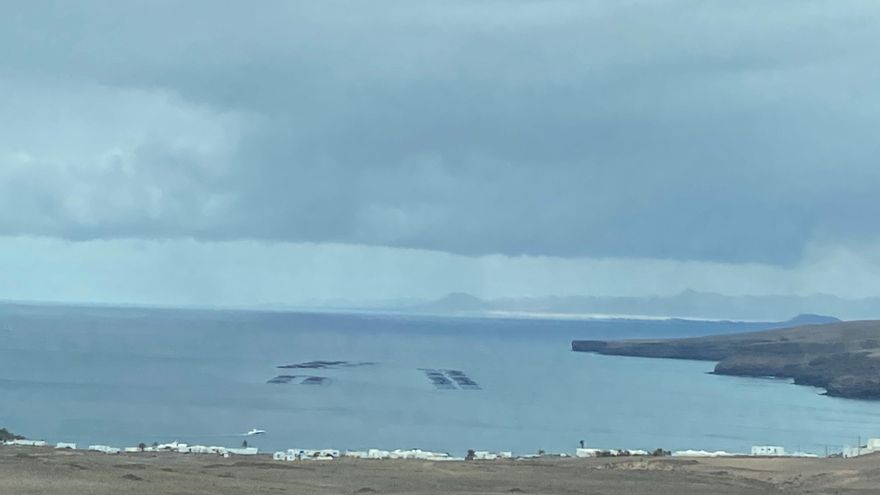 Vista de las piscifactorías desde Playa Quemada.