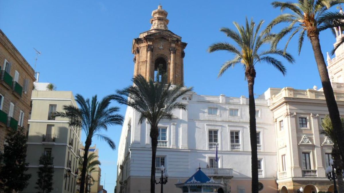 La urgencia de la rehabilitación alcanzó su punto crítico cuando se produjo la caída de cascotes desde la torre, lo que obligó a instalar una malla protectora