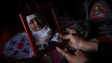 Noor vive en el asentamiento improvisado de Balukhali. "Si una mujer ha sido violada se sentirá inmediatamente sola y aislada. No hablará con nadie y no se cuidará a sí misma. He ayudado a diferentes mujeres a hablar sobre sus sentimientos y miedos. Las mujeres han sufrido mucho, muchas de ellas han perdido a sus maridos. Ahora están solas y tienen que educar a sus hijos".