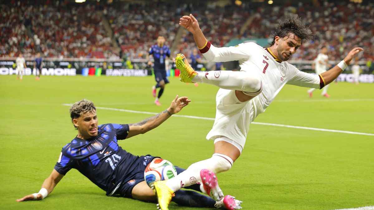 Maxi Araujo de Uruguay disputa el balón con Ferran Torres de España este viernes.